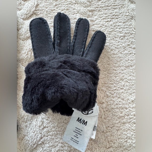 UGG Australia Shearling Black Suede Gloves - Picture 4 of 7